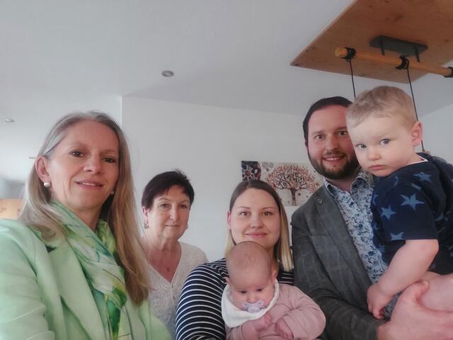Bgm. Alexandra Weber, StR Eveline Eigenschink, Kerstin Edinger mit Tochter Hanna, Philipp Edinger mit Sohn Henrik.
 | Foto: Stadtgemeinde Heidenreichstein