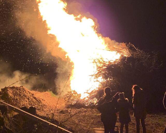 Osterfeuer sind zwar erlaubt, aber es gilt natürlich gewisse Regeln einzuhalten.  | Foto: Matzhold