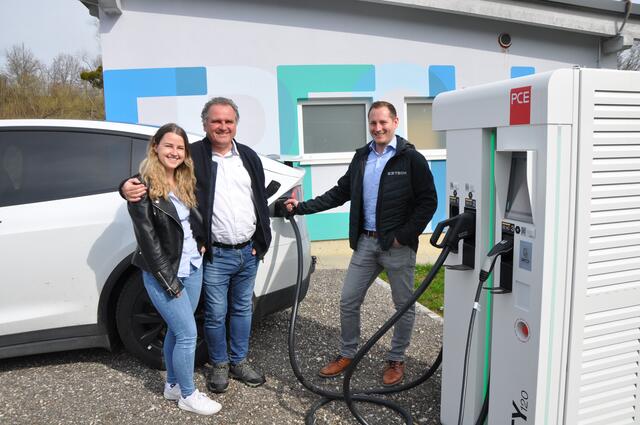 Freuen sich über die gelungene Umsetzung der PV-Anlage und der damit verbundenen Ladepunkte: (v.l.) Victoria Postl, Bernhard Postl, Dominik Pichler. | Foto: Olga Seus