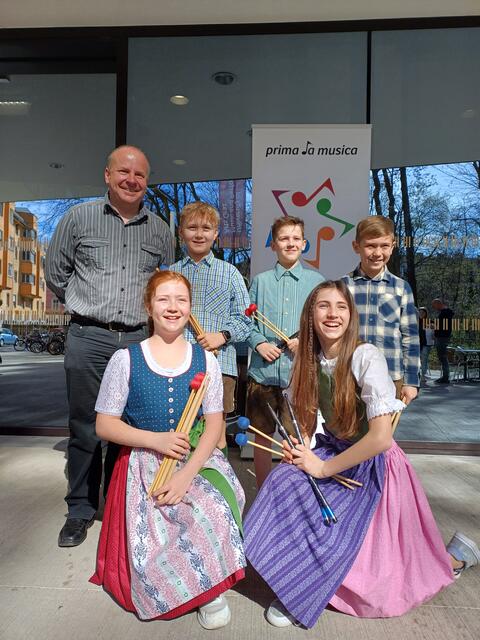 Die Gruppe „Percussion Friends“ mit Musiklehrer Andreas Moser zeigte groß auf: Kathrin Schiefer (11 Jahre), Isabella Singh (11 Jahre, beide vorne) mit Musiklehrer Andreas Moser, Lukas Seiringer (9), Sebastian Thanner (10) und Tristan Steiner (9) | Foto: Privat