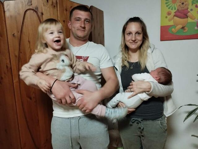 Barbara Meneder und Mike Schober mit Tochter Lina und der älteren Schwester Melia | Foto: Stadtgemeinde Groß Siegharts