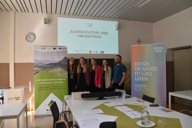 Die Projektgruppe der HLW Kufstein präsentierte am Mittwoch die Umfrageergebnisse. | Foto: Barbara Fluckinger