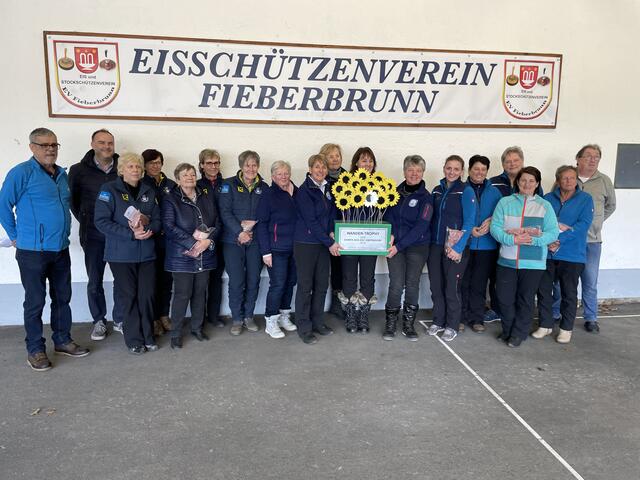 Die ersten Drei mit Pokal 2. EV Fieberbrunn, Pokalsieger EC Reith, Rang 3 EC Brixen und die Gratulanten, Stefan Trixl, Bürgermeister Dr. Walter Astner, sowie Bezirksobmann Andi Aberger