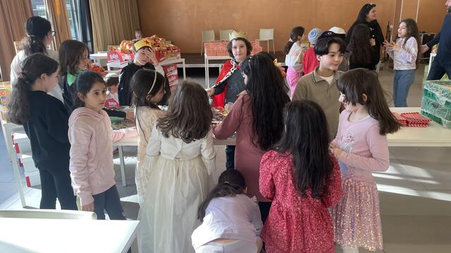Traditionen an Purim: Bereits beim Packen der "Mischloach Manot" waren die Kinder der ZPC-Schule verkleidet.  | Foto: Kathrin Klemm/RMW