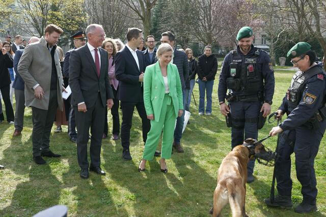 Polizeihund "Bounty" spürte auch hohe Besucher vor Ort auf.  | Foto: Max Spitzauer/RMW