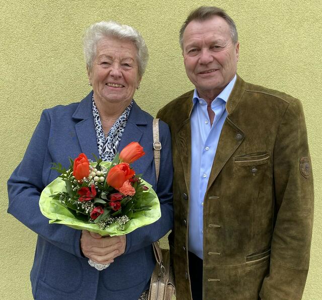 Josefine Haberler aus Hauskirchen feierte ihren 85. Geburtstag. Als Gratulant fand sich natürlich auch Bürgermeister Helmut Arzt ein. | Foto: Helmut Arzt
