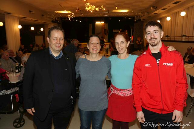Stadtrat Markus Naber mit seiner Regine und der stolzen Mama Mireille mit Sohn Florian Perreaux.