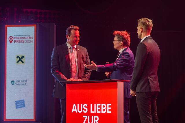 Moderator Franz Neger (m.) im Gespräch mit Georg Doppelhofer, Vorstand der RegionalMedien Austria (l.) und Philipp Lackner (Styria Media Group) | Foto: RegionalMedien