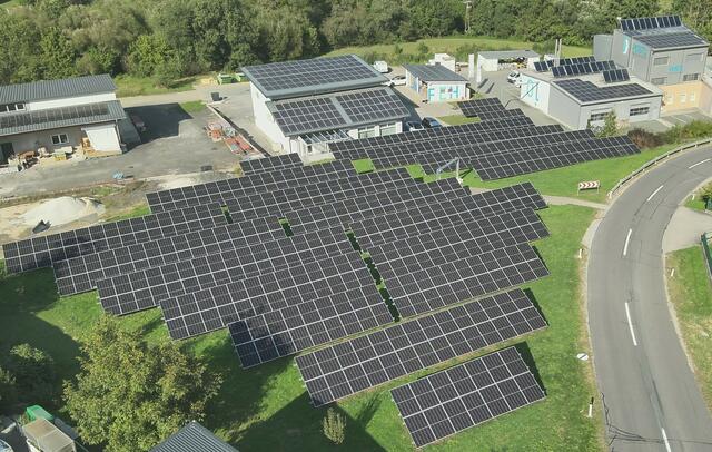 Strom für etwa 160 haushalte liefert die neue Freiflächenanlage, die am Südhang auf dem Firmengelände von Postl errichtet wurde.  | Foto: Postl