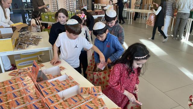 Auch Manner-Wafferl, die kosher sind, wurden in die "Mischloach Manot" gepackt. | Foto: Kathrin Klemm/RMW