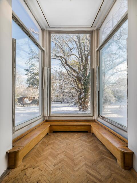 Riesige Fenster lassen die Natur in den repräsentativen Raum im Erdgeschoss hineinragen.  | Foto: Stephan Huger
