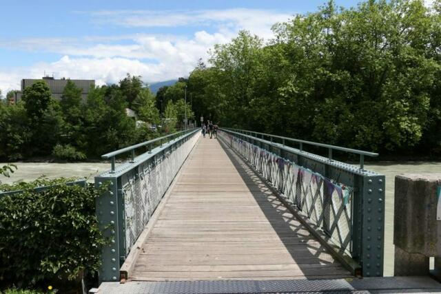 Vor kurzem hängt an beiden Uferseiten des Émile-Béthouart-Stegs eine neue Gedenktafel. | Foto: Stadt Innsbruck 