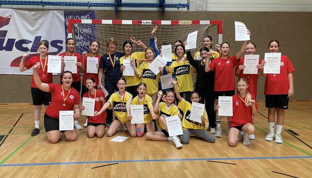 Die Teams vom GYM Oberschützen und der EMS Oberwart jubelten über Platz 1 und 2 bei den Minis. | Foto: EMS Oberwart