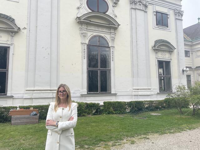 Victoria Hesz, Event-Managerin bei "METAStadt", versichert, dass gebuchte Veranstaltungen im Palais Auersperg stattfinden werden. | Foto: Marlene Graupner/rmw
