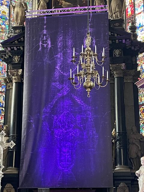 Der erste Teil des Triptychons zeigt den Christus des Turiner Grabtuchs – jedoch kopfüber. | Foto: Andreas Pölzl/RMW
