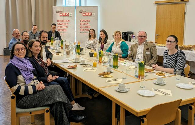 Unternehmensjuristin Katharina Schwarzinger, WK-Bezirksstellenobfrau Anne Blauensteiner, WK-Bezirksstellenleiter Mario Müller-Kaas, JW-Bezirksvorsitzender Lukas Karl, TIP-Berater Robert Backhausen, Alexander Praunias, Jan Schießwald, Magdalena Maderthaner, Viktoria Thaler, Karina Hammerl, WIFI-Regionalmanager Leopold Streicher und Stefanie Weidenauer (v.l.). | Foto: Bezirksstelle Zwettl