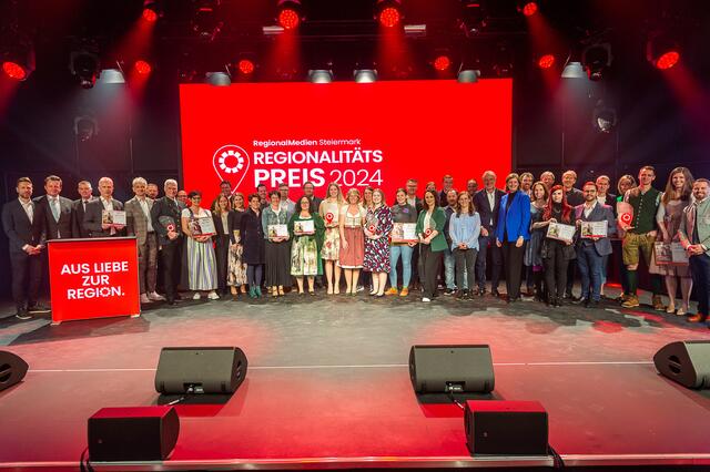 Große Bühne für die diesjährigen Sieger-Unternehmen des Regionalitätspreis 2024. | Foto: RegionalMedien