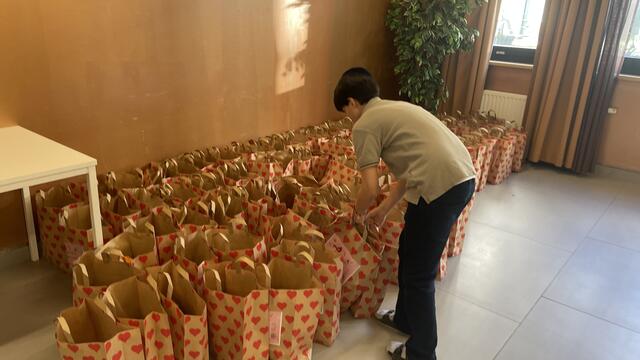 Ganze 500 "Mischloach Manot" packten die Kinder der ZPC-Schule mit der Unterstützung von Eltern sowie Lehrerinnen und Lehrern. | Foto: Kathrin Klemm/RMW