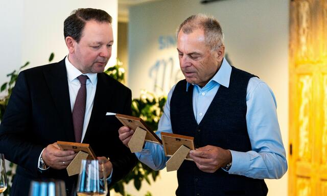 Vorstandsdirektor Christian Kladiva (l.) überreichte Alois Sundl die besondere Auszeichnung. | Foto: Daniela Juwan