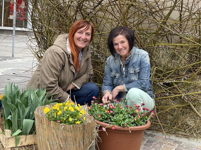 Feiern das Leben: Barbara Weber, Leiterin vom Hospizteam Stadt Deutschlandsberg (r.) und Kassierin Christine Hütl aus St. Martin im Sulmtal | Foto: Susanne Veronik