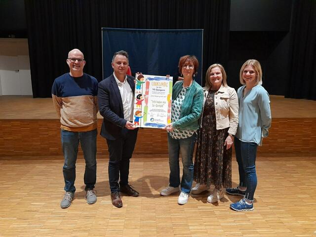 Florian Burr (Vizepräsident des Vereins Zentrum für Kriminalprävention), Alexander Grill ( Obmann Elternverein), VD Isabella Zehetner (Schulleiterin), Dorothea Grabner (Bildungsdirektion OÖ), Sandra Zauner (i.V. BGM/Gemeinde) | Foto: VS Gampern