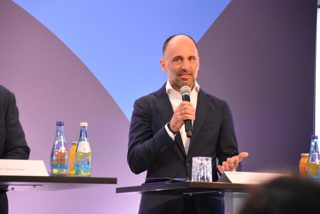 „Seit 77 Jahren machen wir in Kundl, das, was wir am besten können: Penicillin, vom Wirkstoff bis zur fertig verpackten Tablette. Damit das so bleibt, investieren wir in unsere Effizienz und unsere Effektivität", so Peter Stenico, Country President Österreich.  | Foto: Barbara Fluckinger