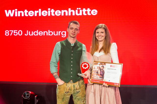 Hoch hinaus ging es auch für die Sieger aus der Region westliche Obersteiermark: Andreas Wieser und Katharina Kapmann holten den Regionalitätspreis für ihre Winterleitenhütte ab. | Foto: RegionalMedien
