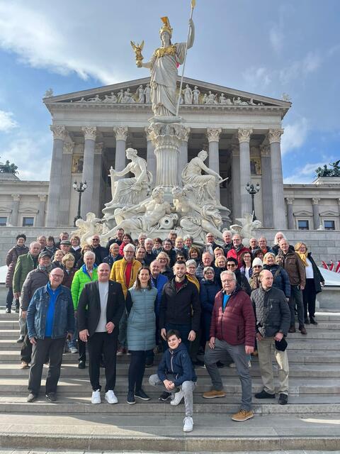 Nationalratsabgeordneter Alois Schroll führte die Valentiner durchs Parlament. | Foto: SPÖ St. Valentin