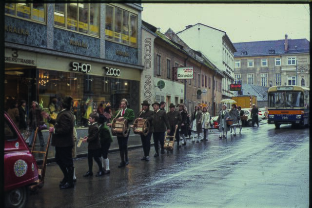 Die Altstädter Bauerngmoa beim "Oarratschn" in der Rudigierstraße um 1971. | Foto: Sammlung Gstöttenmayr/Kreutler