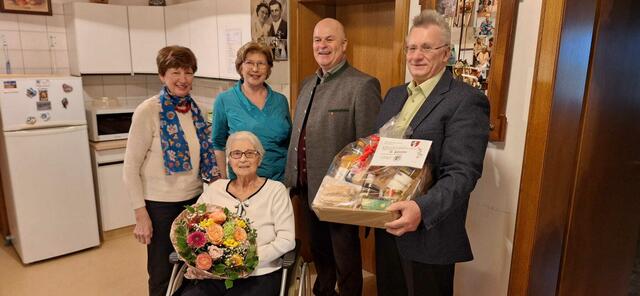 Steiner Elfriede mit ihren beiden Töchtern, Bgm. Miksch und OV Zalesak | Foto: privat