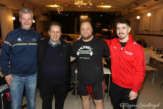 Obmann des Pressbaumer Fußballvereins Oliver Greisinger und Stadtrat Markus Naber mit Kraftsportmeister Patrick Manninger und Florian Perreaux.