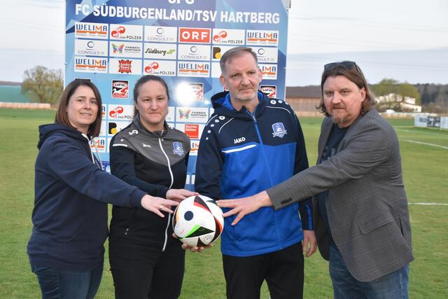 Neuer Trainer vorgestellt: Schriftführerin Simone Fazekas, ObmStv Kerstin Weber, Trainer Harald Bacher, Obm. Christian Marth | Foto: Michael Strini