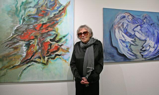 Beeindruckend intensiv hat die Künstlerin in den letzten Monaten an der Ausstellung gearbeitet, die zwanzig Exponate umfasst.