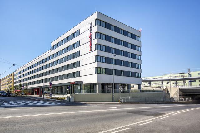 Das IntercityHotel Graz ist durch seine unmittelbare Nähe zum Hauptbahnhof perfekt an den öffentlichen Verkehr angebunden. | Foto: Steigenberger Hotels GmbH