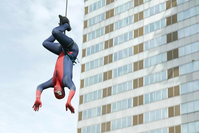 Und auf einmal hängt Spiderman kopfüber vor dem Spitalsfenster. Die Wega macht mit einer besonderen Aktion kranken Kindern eine Freude. | Foto: Max Spitzauer/RMW