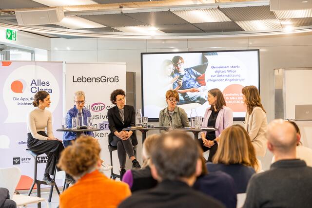 Im Lendhafen wurde auf Einladung von LebensGroß und "Alles Clara" über Digitalisierung als
Chance für pflegende Angehörige diskutiert. | Foto: LebensGroß/Rabel
