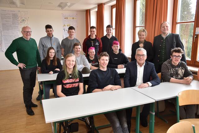 Mit den Schülern der Abschlussklasse an der LFS Tamsweg diskutierte LR Josef Schwaiger über landwirtschaftliche Themen und die beeindruckenden Projekte, die diese Woche an der Schule entstanden sind. (Mit im Bild Dir. Mathias Gappmaier (hinten rechts) | Foto: Land Salzburg / Franz Neumayr 22.3.2024