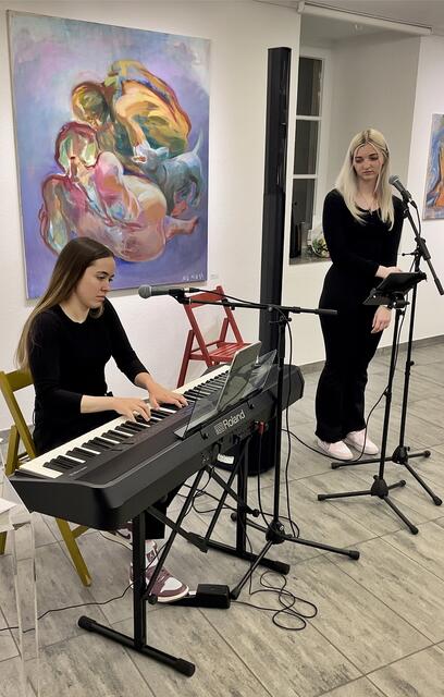 Anmutig und stimmig mit Stücken von Billie Joel und Adele gestaltete sich der musikalische Part der Eröffnung mit Jemima Rangger an Klavier und Gesang und Marie Pfennig am Gesang.