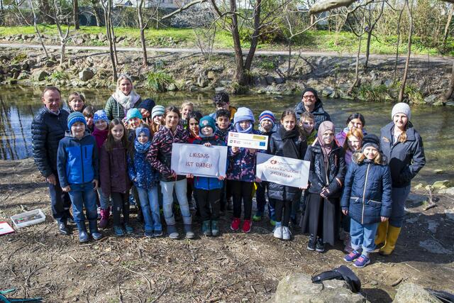 Die Kids mit (v.l.) Gerald Bischof, Lehrerin Angelika Pschick, Freizeitpädagoge Thomas Lukasser und Sabrina Eidinger (Biosphärenpark). | Foto: BV23/Genitheim