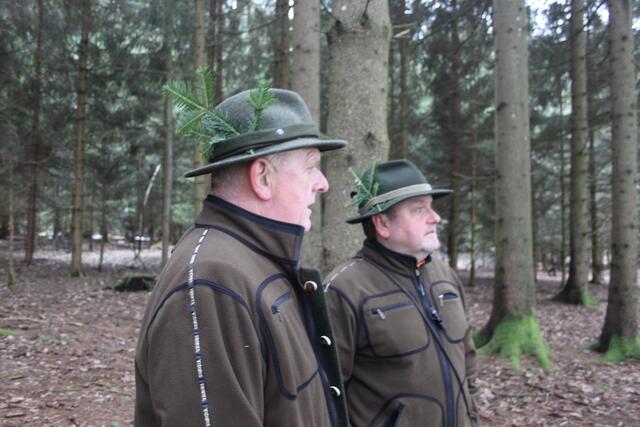 der traditionelle Beutebruch an der rechten Seite des Hutes. Die Jäger Franz und Michael nach erfolgreicher Jagd.  | Foto: Fotorecht Jagd Bezirk Schärding