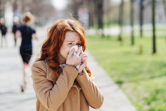 Mit dem Frühlingsbeginn steigen die Temperaturen, die Sonne zeigt sich erstmals wieder öfter und die Natur erwacht zum Leben. Im Frühling ist aber auch die Pollenbelastung besonders hoch.  | Foto: adobe.stock/contrastwerkstatt