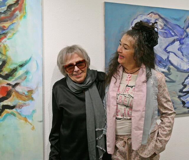 Mit Ursula Beiler, deren Arbeiten ebenfalls zu sehen sind, verbindet Adelheid Schmid-Nuss eine langjährige Freundschaft. 