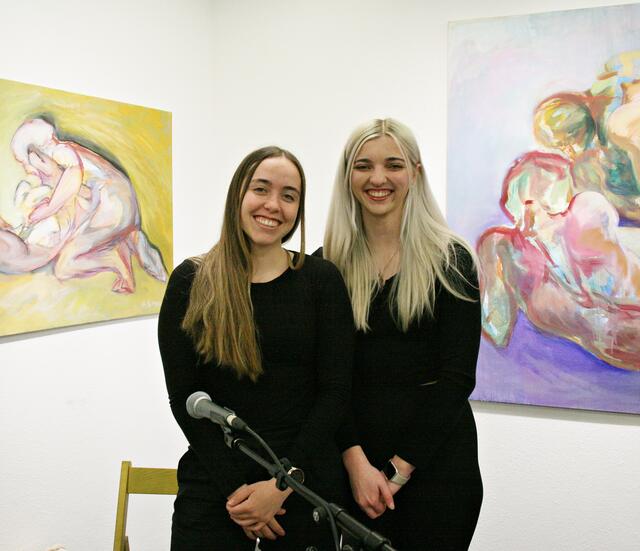 Jemima Rangger an Klavier und Gesang und Marie Pfennig am Gesang begeisterten die Vernissagegäste mit ihrer Performance.