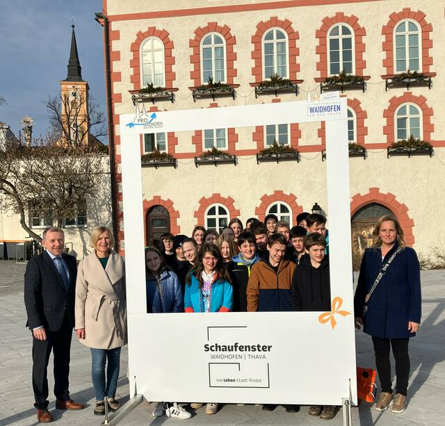 Die Schüler mit ihren Lehrerinnen und Bürgermeister Josef Ramharter (l.) vor dem Rathaus. | Foto: Stadtgemeinde Waidhofen