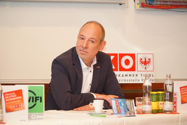 WK-Bezirksobmann Christian Strigl betont: "Betriebe dürfen durch die Einführung der Maut nicht in ihrer Wettbewerbsfähigkeit geschwächt werden." | Foto: Reichel