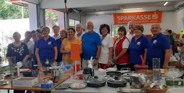 Das Team von "Essen auf Rädern" des Samariterbunds bei einem Stand am Flohmarkt in Rabenstein. | Foto: Samariterbund