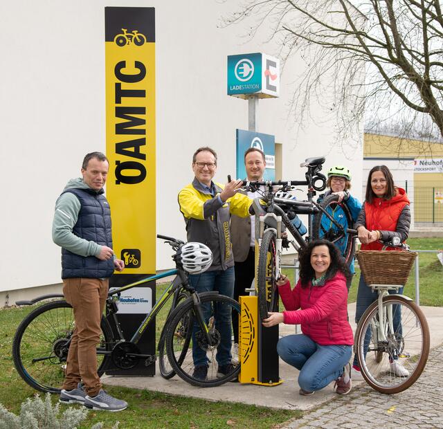 Ersatz-Gemeinderat Clemens Czapka (ÖVP), ÖAMTC Oberösterreich-Landesdirektor Harald Großauer, Gemeinderat Daniel Krawinkler (SPÖ), Gemeinderätin Helena Kirchmayr (ÖVP, vorne), Radfahrbeauftragte Gemeinderätin Karin Chalupar (GRÜNE) und Bürgermeisterin Petra Baumgartner (ÖVP). | Foto: ÖAMTC