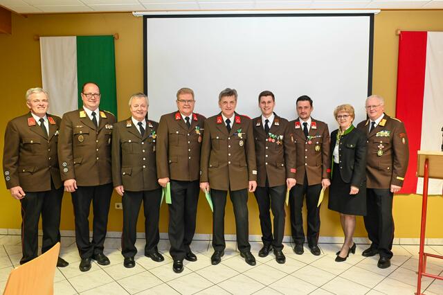 Alle ausgezeichneten Feuerwehrkameraden mit den Ehrengästen bei der Wehrversammlung der FF Gussendorf | Foto: FF Gussendorf