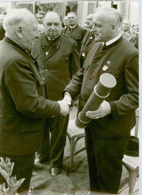 Markterhebung: LH Josef Krainer (l.) gratuliert Bgm. Anton Weidinger.  | Foto: Gemeinde Grafendof