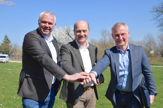 Nur gemeinsam könne man die Gemeindefinanzen auf Kurs bringen, sind sich Bürgermeister Roland Zimmer, Gemeindebund-Präsident Johannes Pressl und Bürgermeister Andreas Kozar einig. | Foto: Sandra Schütz